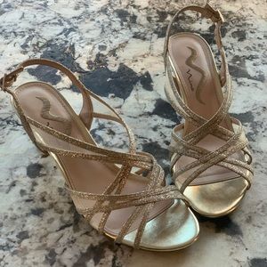 Low heel, gold shoe, worn once